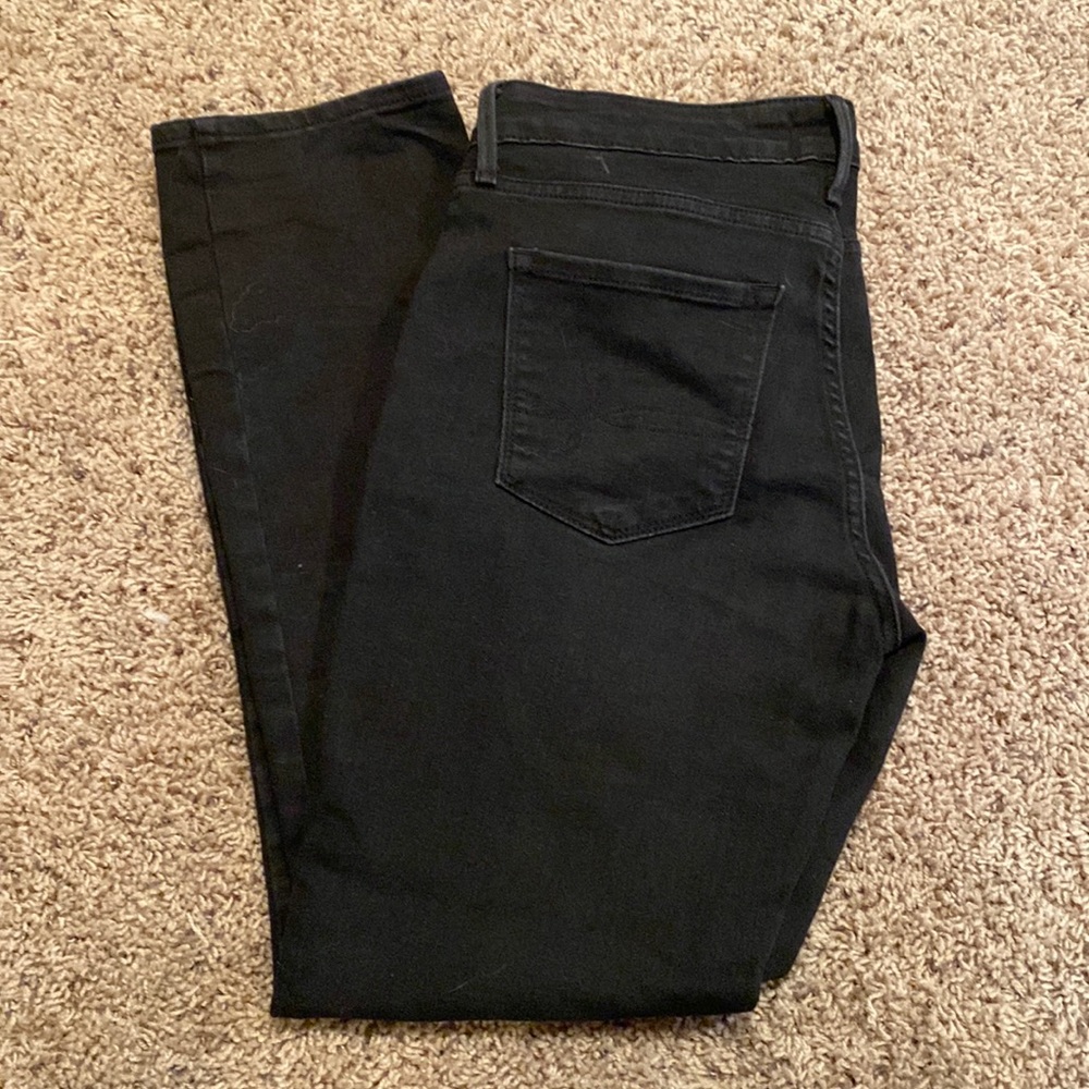 Levi’s mid rise black jeans. Worn a few times. Size women’s 8.